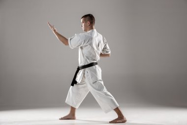 Adam beyaz kimono eğitim karate