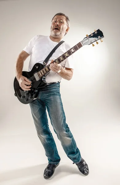Retrato de comprimento total de um guitarrista — Fotografia de Stock