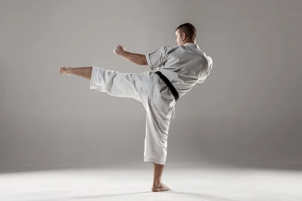 Uomo Kimono Bianco Cintura Nera Allenamento Karate Sfondo Grigio — Foto Stock