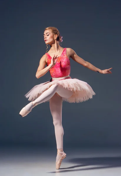 Portrait of the ballerina in ballet pose — Stock Photo, Image