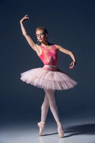 Retrato da bailarina em pose de balé — Fotografia de Stock