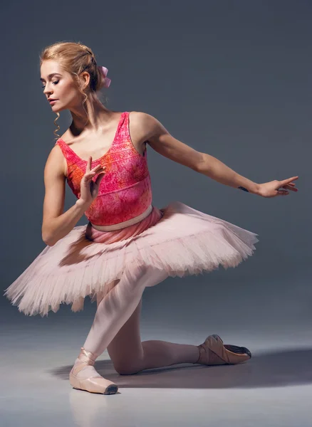 Retrato de la bailarina en pose de ballet — Foto de Stock