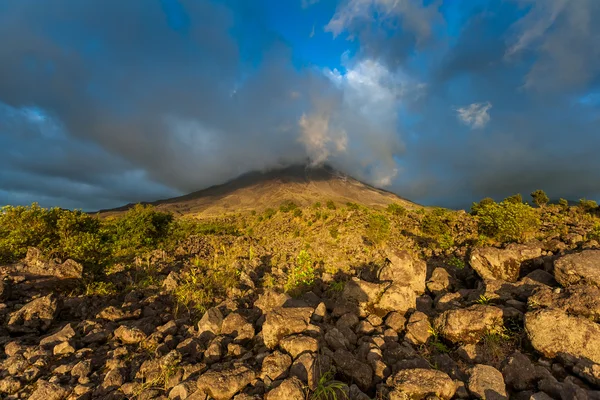 Wolken boven de vulkanische berg — Stockfoto