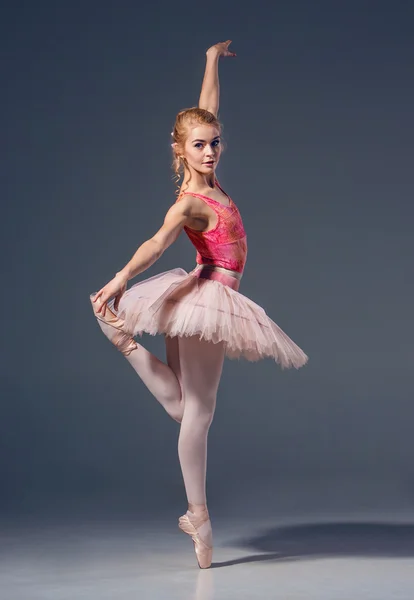 Retrato de la bailarina en pose de ballet —  Fotos de Stock