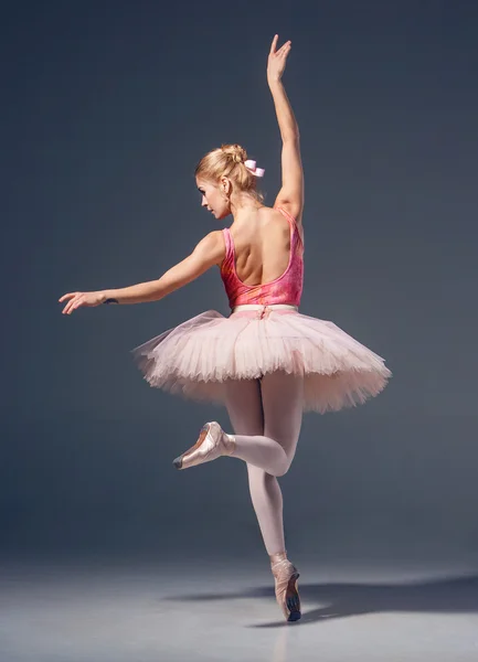 Портрет балерины в балетной позе — стоковое фото