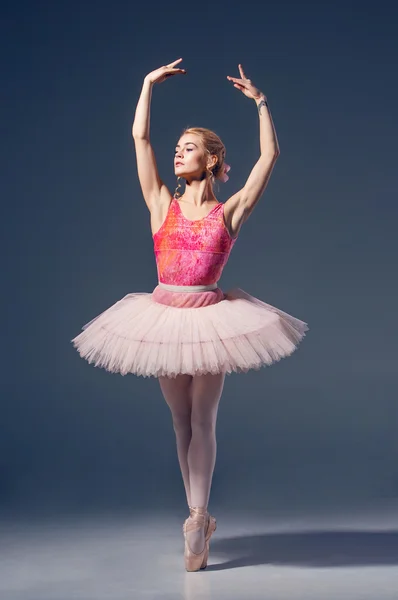 Portret van de ballerina in ballet pose — Stockfoto