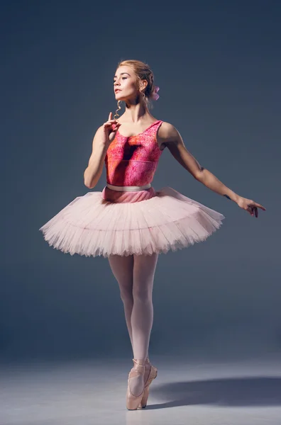 Retrato de la bailarina en pose de ballet — Foto de Stock