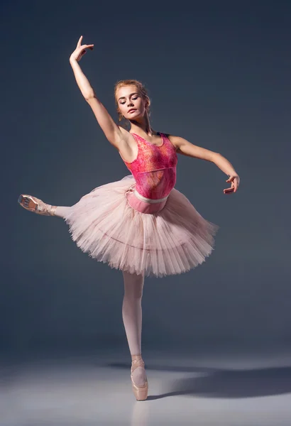 A balett póz balerina portréja — Stock Fotó