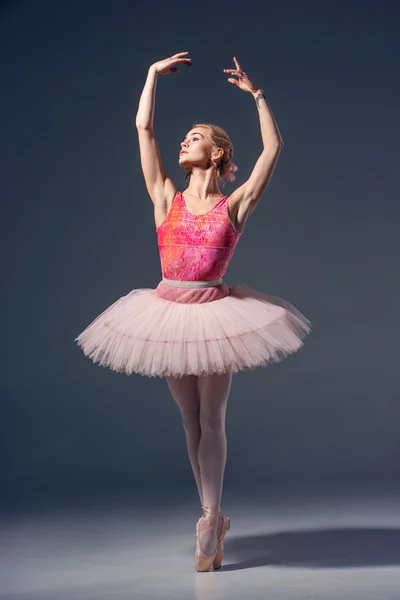 Portrait of the ballerina in ballet pose — Stock Photo, Image