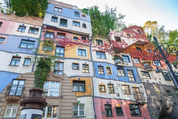 Farbenfrohe Fassade des berühmten Hundertwasserhauses in Wien, Österreich — Stockfoto