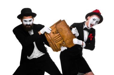 İş adamı ve evrak çantası üzerinde mücadele kadın
