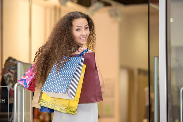 Belle jeune femme avec un sac à provisions dans le centre commercial — Photo