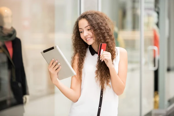 Bella ragazza che paga con carta di credito per lo shopping — Foto Stock