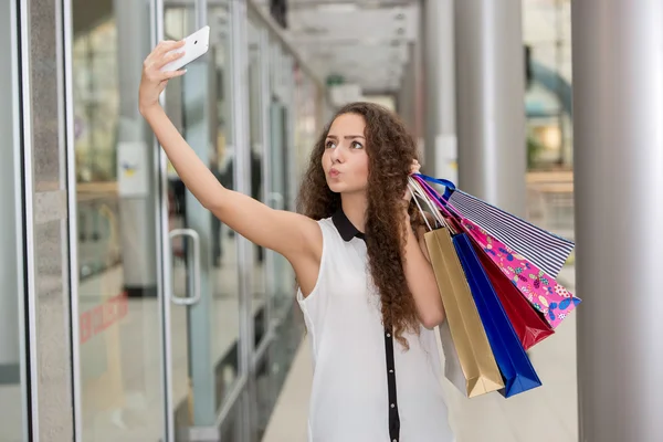 Schöne junge Frau geht einkaufen — Stockfoto