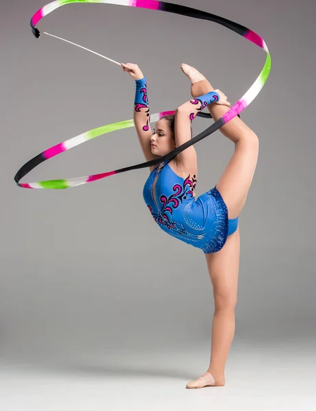 Adolescente haciendo gimnasia danza con cinta —  Fotos de Stock