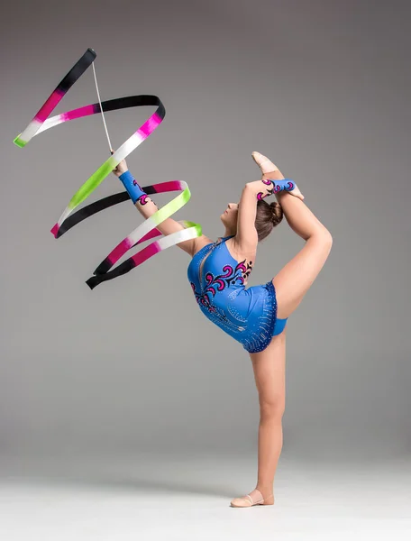Подросток танцует гимнастику с лентой — стоковое фото