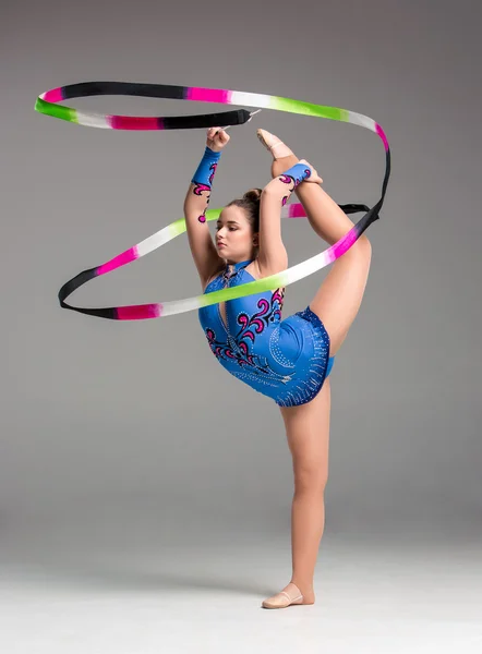 Подросток танцует гимнастику с лентой — стоковое фото