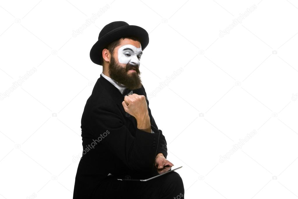 Mime as businessman has stress because of computer problem.