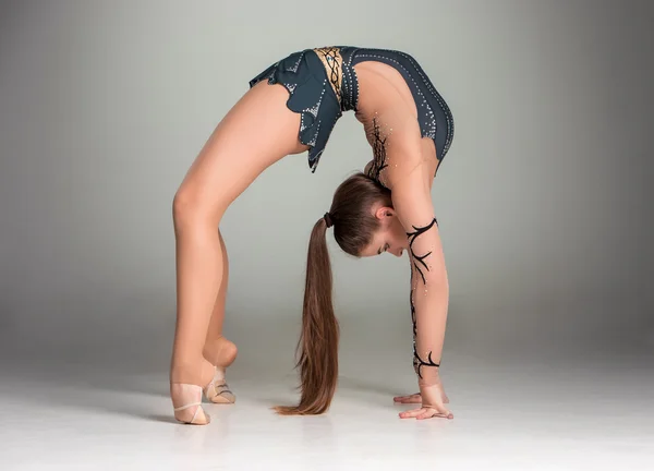 Подросток, занимающийся гимнастикой — стоковое фото