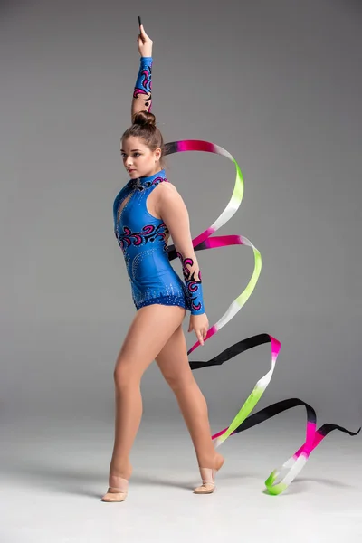 Adolescente haciendo gimnasia danza con cinta —  Fotos de Stock