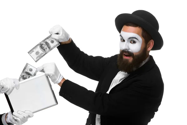 Homem de negócios mão na forma de mímica extrair dinheiro de tablet PC — Fotografia de Stock