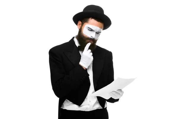 Nadenkend mime als een zakenman lezen van de lijst van papier — Stockfoto