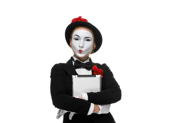 Biznes kobieta w mime obrazu trzymając tablet Pc — Zdjęcie stockowe