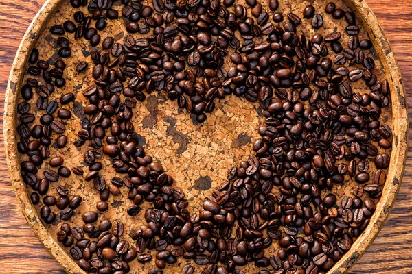 Forma de coração feito de grãos de café — Fotografia de Stock