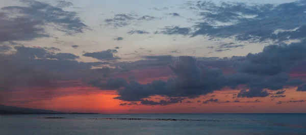 Prachtige zonsondergang aan het strand — Stockfoto