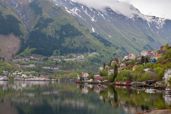 Paisajes escénicos de los fiordos noruegos . — Foto de Stock