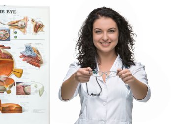 Optisyenlik veya düşünülmeli kadın.