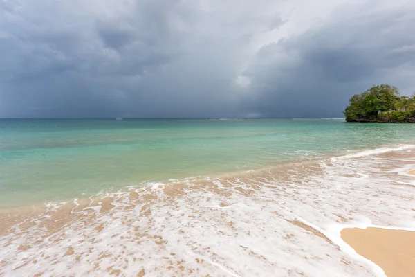 Playa en isla tropical. Agua azul clara, arena, nubes . —  Fotos de Stock