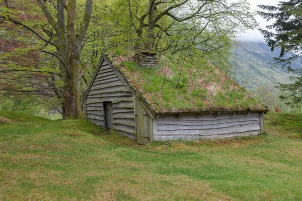 Kleine gebouw in Noorwegen berg. — Stockfoto