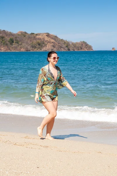 Žena kráčí pryč na pláži — Stock fotografie
