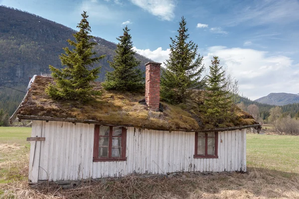 Kis épület, a norvég hegységben. — Stock Fotó