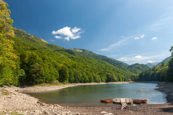 Petit lac et montagne dans le parc national de Durmitor — Photo