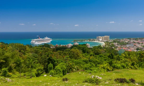 Karibisk strand på nordkysten av Jamaica, nær Dunns River Falls og byen Ocho Rios . – stockfoto