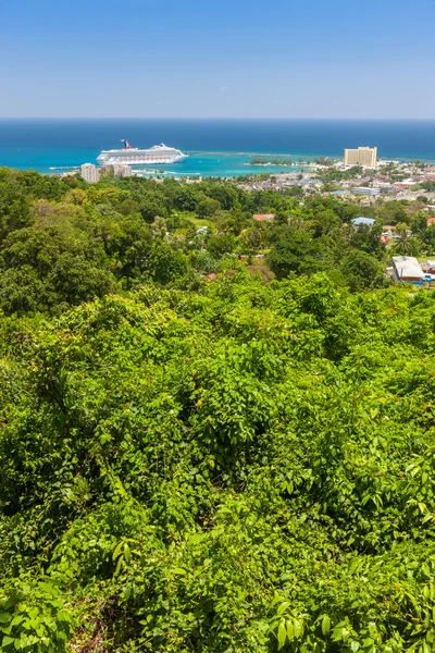 Plaja Caraibelor de pe coasta de nord a Jamaicăi, lângă Dunns River Falls și orașul Ocho Rios . — Fotografie, imagine de stoc