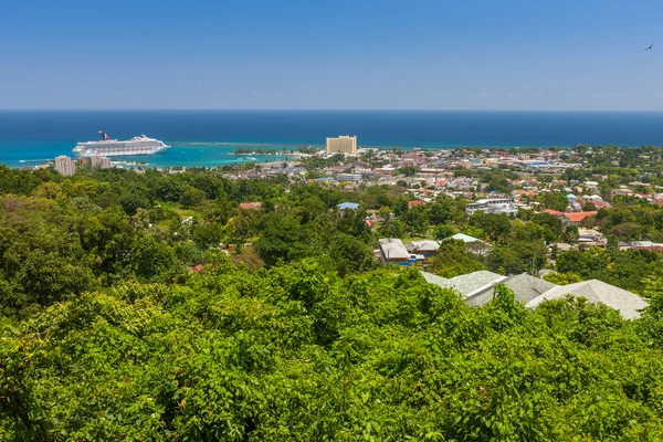 Caribbean beach on the northern coast of Jamaica, near Dunns River Falls and town Ocho Rios. — Stock Photo, Image