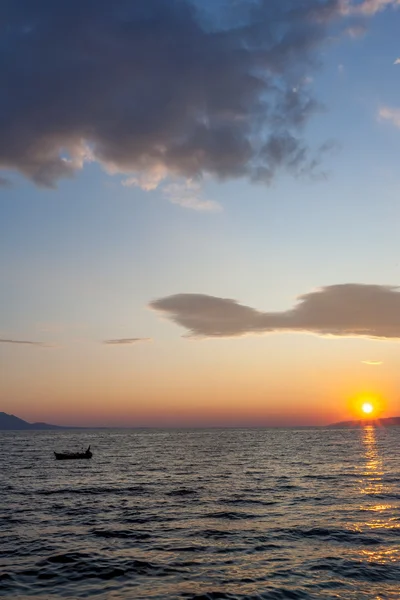 Prachtige zonsondergang aan zee — Stockfoto