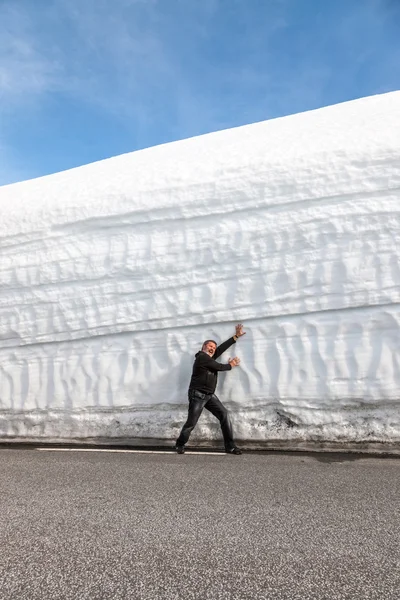 Autostrada lungo il muro di neve. Norvegia in primavera — Foto Stock