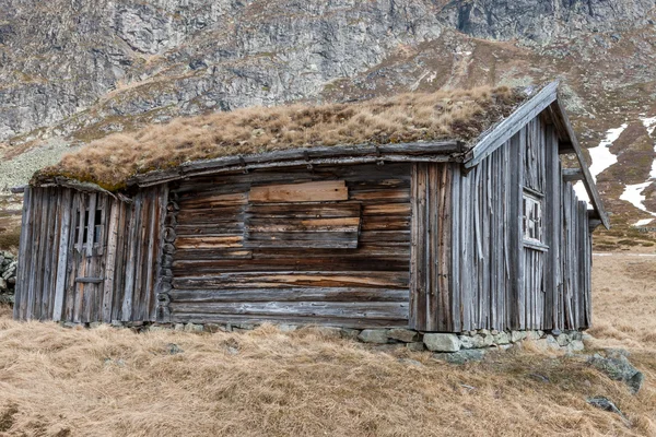 Clădire mică în muntele Norvegiei . — Fotografie, imagine de stoc