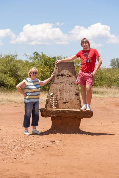 Vrouw en Man in savanne — Stockfoto