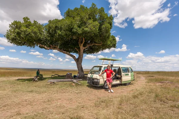 Mulher e homens em savana — Fotografia de Stock