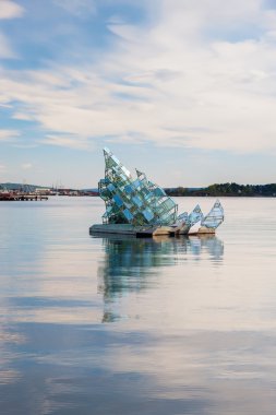 Oslo - 4 Mayıs 2011. O yalan Rüzgar ve akıntı, Monica Bonvicini tarafından oluşturulan döner bir kayan cam ve çelik konstrüksiyon adıdır