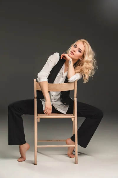 Beleza mulher loira na cadeira — Fotografia de Stock