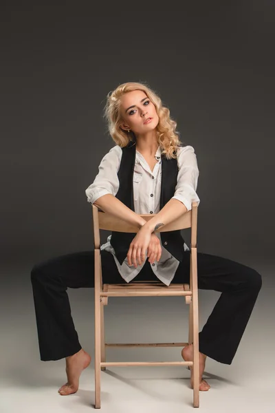 Szépség szőke nő széken — Stock Fotó