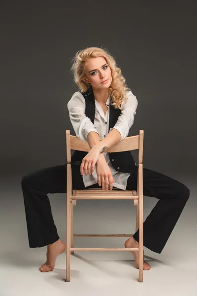 Krásná blondýnka na židli — Stock fotografie