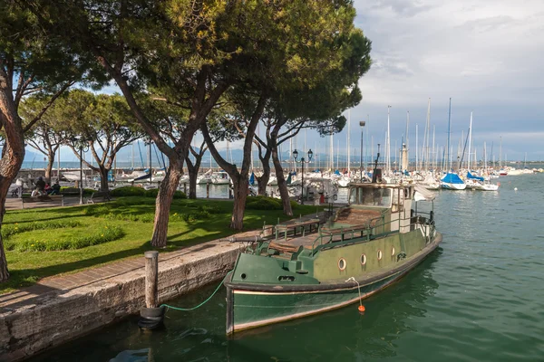 Boats in the harbor, Lake Garda — Stock Photo, Image