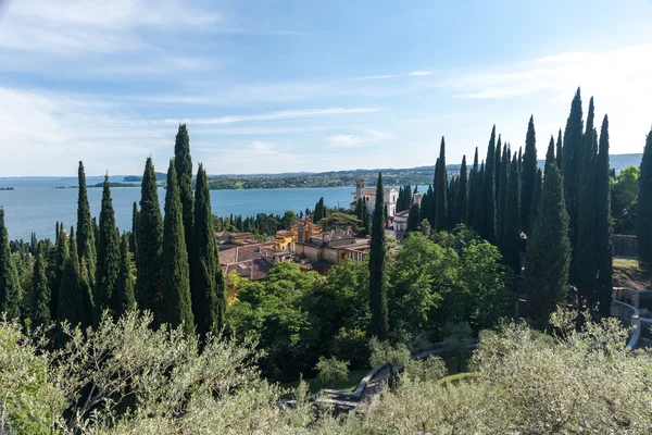 A vista do telhado pequena cidade velha no Lago de Garda — Fotografia de Stock